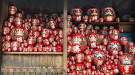 Tisíce Daruma panenek v lesním chrámu Japonska - Katsuo-ji